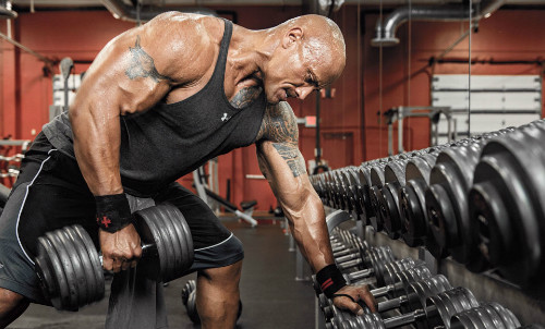 Lịch tập của The Rock chia đều cho các nhóm cơ: thứ 2 tập cơ ngực, thứ 3 tập cơ chân, thứ 4 tập cơ bụng và cánh tay, thứ 5 tập cơ lưng, thứ 6 tập vai và thứ 7 lại tập chân. Ảnh: FB.