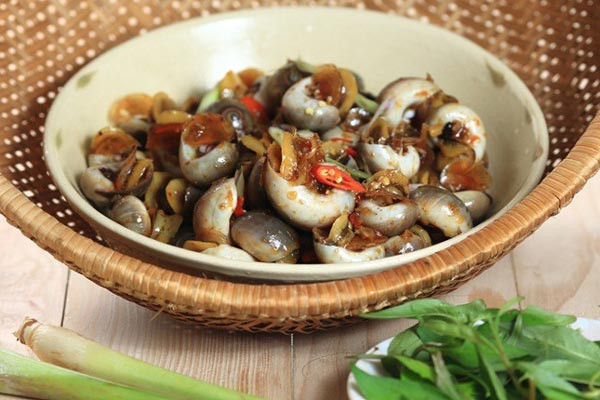 Ốc mỡ xào me đã trở nên rất thân quen trên các quán nhậu hè phố với vị chua, cay, mặn đặc trưng. Chúng có vị chua ngọt đặc trưng, những con ốc tươi ngập chìm trong lớp sốt me đậm đà.