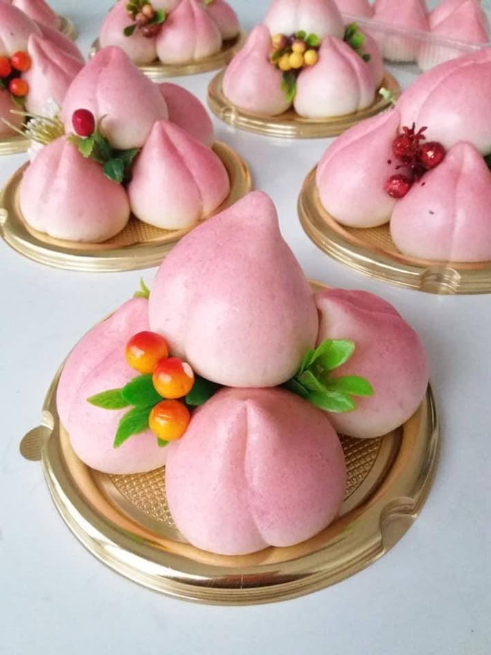 Tuy nhiên, bánh bao được dùng trong những dịp rằm, ngày lễ thường có tạo hình trái đào đặc sắc hơn, được làm một cách cầu kỳ, trang trọng hơn chứ không chỉ đơn thuần như các loại bánh bao bày bán thường thấy quanh năm.