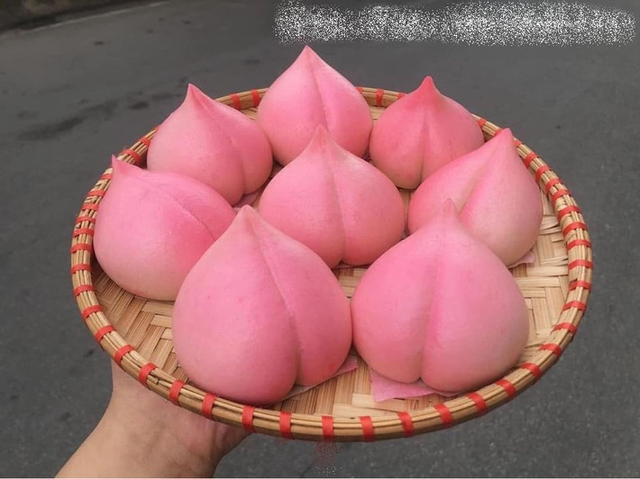 Bánh bao đào tiên đang cực kỳ hút khách, được nhiều người đặt mua về cúng Rằm tháng 7. Trên chợ mạng, bánh bao đào tiên được rao bán tràn ngập.