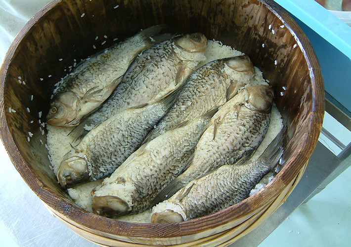 Thông thường, người dân tỉnh Shiga dùng cá Funa (cá chép Crucian) để làm nên món Funazushi, nhưng đôi khi họ cũng dùng cả các loại cá khác như cá diếc, cá thu, cá ngừ tươi…