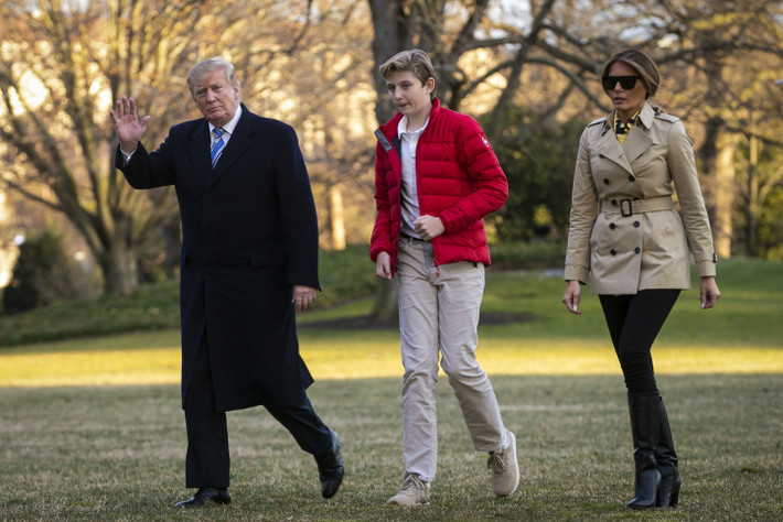 Đối với những dáng áo phao, ôm sát người, Barron Trump thường chọn cho mình những tông nổi bật như đỏ, xanh.
