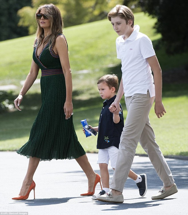 Cậu út nhà Trump diện áo polo có cổ và quần kaki cũng rất bảnh bao.
