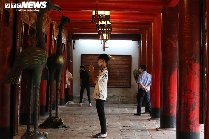Không chỉ các thí sinh ở Hà Nội đến cầu may, rất nhiều nhóm thí sinh những tỉnh lân cận rủ nhau đến thắp hương và tham quan vui chơi trước ngày thi.