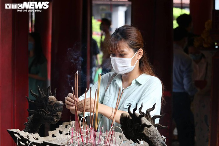 Kỳ thi tốt nghiệp THPT năm 2020 diễn ra trong bối cảnh dịch COVID-19 diễn biến phức tạp trên cả nước. Ngày 4/8, Bộ trưởng Bộ GD&ĐT Phùng Xuân Nhạ quyết định chia kỳ thi THPT làm 2 đợt. Các tỉnh Đà Nẵng, Quảng Nam và thành phố Buôn Ma Thuột (Đắk Lắk) thi đợt 2 cùng các thí sinh thuộc diện F1, F2.
