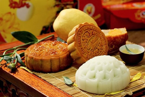 Mỗi độ thu về, người Hà thành lại cùng nhau đặt mua bánh trung thu truyền thống về thưởng thức. Bánh được làm theo cách cũ với công đoạn ủ vỏ bánh, làm nhân bánh cùng các nguyên liệu truyền thông.