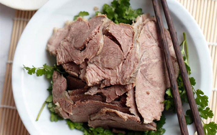 Khử mùi hôi thịt cừu: Thông thường, thịt cừu có mùi nặng hơn, do đó khi chế biến món ăn cần cho thêm củ cải thái nhỏ và giấm vào. Cách này giúp cho món ăn không những hết mùi hôi mà còn thơm ngon hơn. Cũng có thể dùng gừng giã nát hòa chung với rượu ướp vào thịt cừu, mùi hôi sẽ hết. Ảnh: Internet. Mời độc giả theo dõi Video "Chế biến món ngon từ nấm đông cô". Nguồn: VTC.