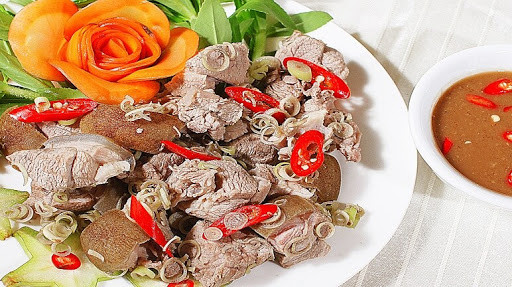 Nguyên liệu chuẩn bị dễ dàng cần có thịt cừu, sả, ớt chuông và một số gia vị khác. Công thức nấu không hề phức tạp, bạn chỉ cần sơ chế và ướp thịt cừu với gia vị, tiếp đến là xào thịt cừu cho săn lại rồi cho các loại rau củ vào. Thịt cừu xào sả cần phải ăn lúc còn nóng thì mới có thể tận hưởng hết độ ngon của món ăn.