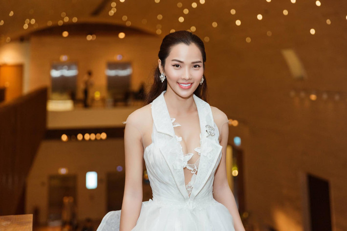 Những kiểu đầm xẻ ngực táo bạo giúp cựu người mẫu khoe trọn vòng một đầy đặn, căng tròn.