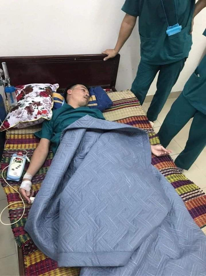 Hình ảnh ghi lại một số bác sĩ, nhân viên y tế kiệt sức, phải nằm nghỉ, truyền nước. Ảnh: Q.H.
