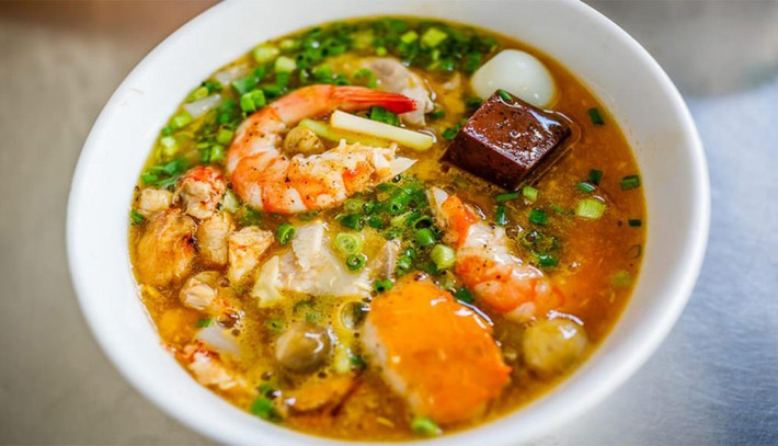 Sự hòa quyện của một chút ít nước dùng cùng với thịt cua, chả cua và dai dai của bột làm cho vị ngọt dần dần tan trong miệng, mùi vị thơm phức toát ra từ miệng vẫn mang một hấp dẫn.