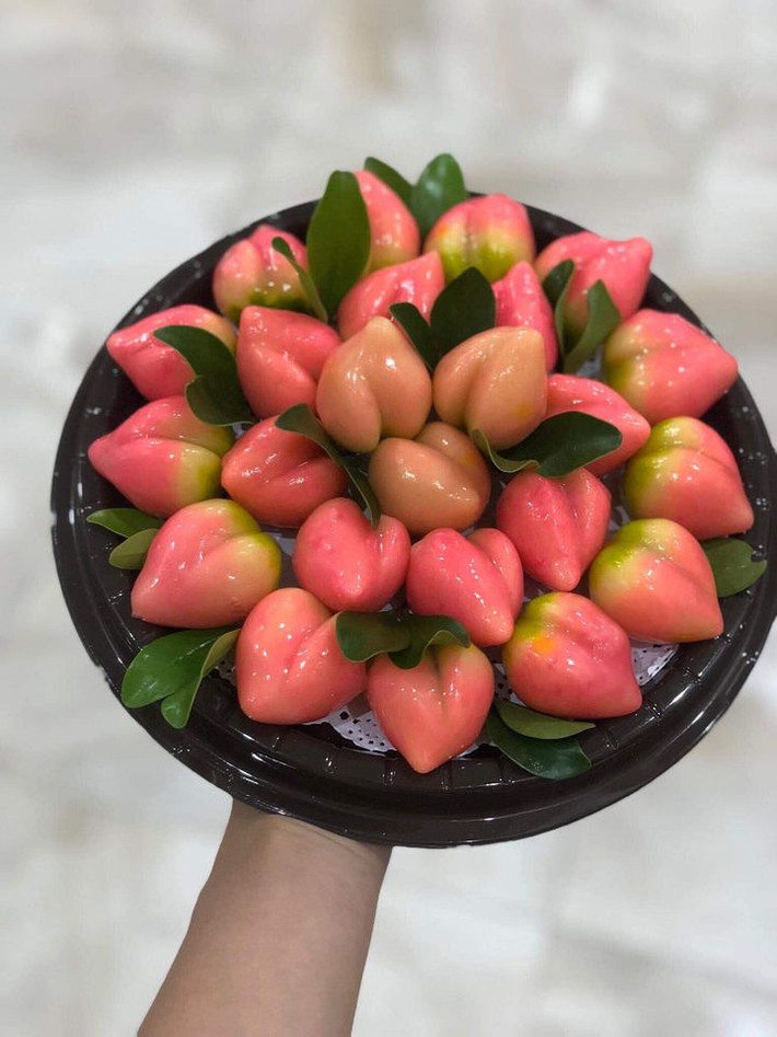 Mâm bánh đậu xanh hình trái đào tiên bắt mắt khiến ai cũng thích thú. Ảnh: FB, Internet.