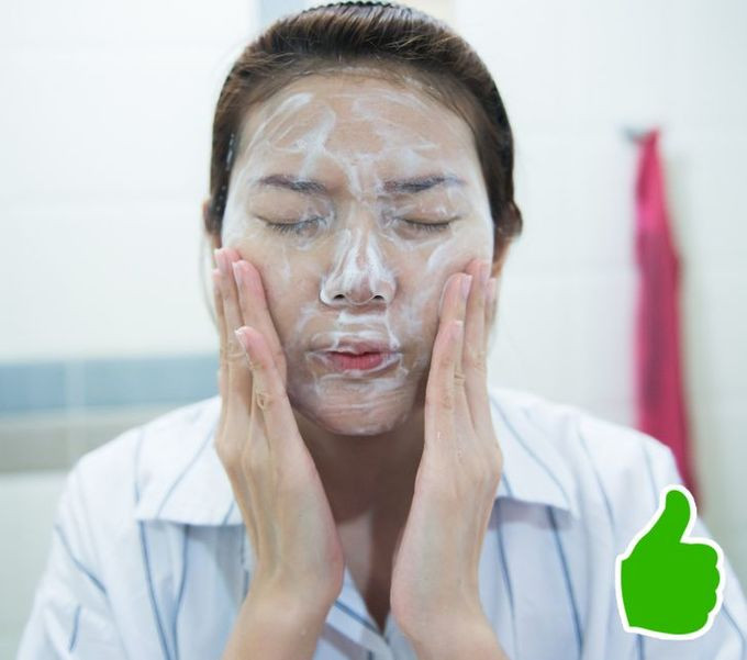 Ngăn ngừa lão hóa da: Chăm sóc da đúng cách giúp ngăn ngừa da lão hóa, chảy xệ, hạn chế hình thành nọng cằm. Bạn nên chọn thành phần sữa rửa mặt dịu nhẹ, kem dưỡng có chứa retinoid và tích cực mát xa để da mặt săn chắc hơn.