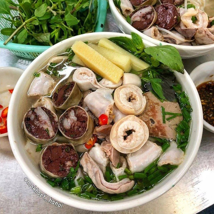 Nếu bạn đã nhàm chán với những bát bún quen thuộc thường ngày, có thể đổi gió thưởng thức bún lòng thơm lừng, hấp dẫn với dồi, lòng non, tiết luộc, măng, nấm, rau sống... Ảnh: Internet.