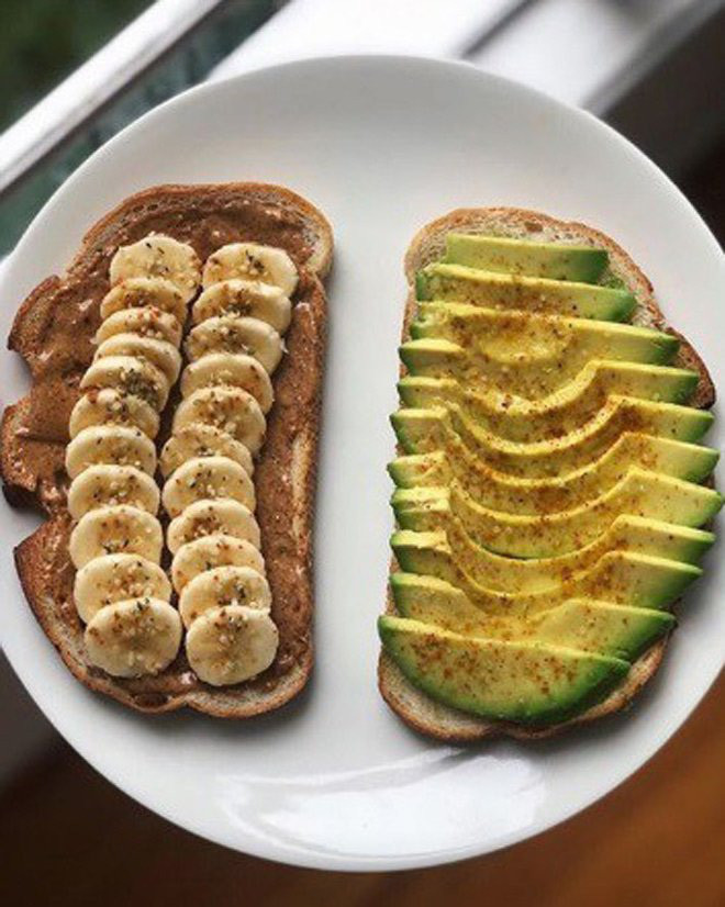 Thay vì bánh mì trắng thông thường, Hà Tăng thường ưu ái chọn bánh mỳ đen nguyên cám. Trong bánh mì nguyên cám có chứa không đến 25% protein và rất nhiều chất xơ tạo cảm giác nhanh no và no lâu.
