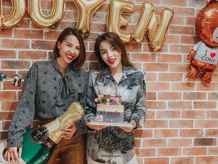 Chiếc áo sơ mi của họ có sự đồng điệu về màu sắc. Ảnh: FB. Mời độc giả theo dõi video "Minh Hằng chia sẻ về phong cách thời trang". Nguồn: VTC.