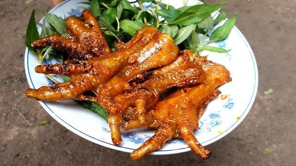Chân gà nướng: Ngồi bên bạn bè, nhấm nháp cái vị đậm đà của những chiếc chân gà nướng nóng hổi trong ngày se lạnh là thú vui của rất nhiều tín đồ ẩm thực Hà Thành.
