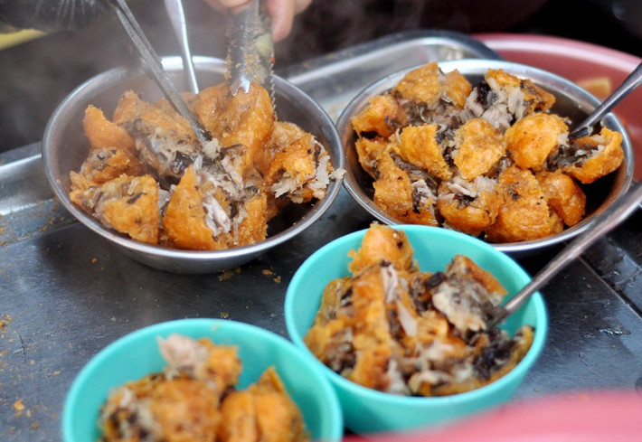Bánh rán mặn trở nên đặc biệt hấp dẫn trong ngày lạnh. Chiếc bánh to, nhân mộc nhĩ với thịt nhưng thịt lại để nguyên miếng thái mỏng, cho vào bánh tạo thành những cuộn thịt dài dai.