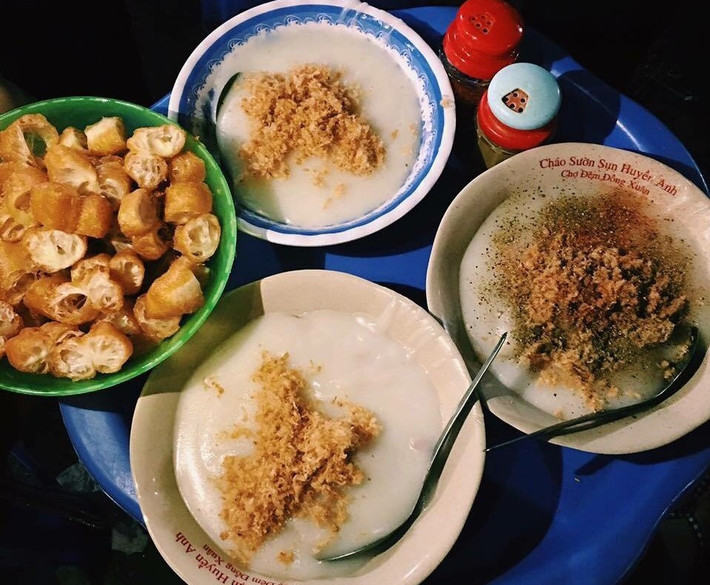 Bát cháo sườn thơm ngon luôn nằm trong danh sách những món ăn vặt Hà Nội trong ngày mưa. Cháo mềm mịn, nóng hổi quyện cùng sườn hầm nhừ sẽ thêm hấp dẫn khi bạn ăn cùng quẩy giòn và một ít ruốc. Bạn không khó để tìm những hàng cháo sườn quanh Hà Nội.