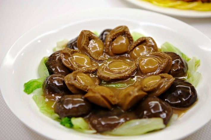 Thứ hai, chúng ta hòa tan bột bắp hoặc bột mì với một ít nước. Phi thơm hành tím với dầu hào, cho hỗn hợp bột đã hòa tan vào, đun sôi, nêm cho vừa ăn, cho sốt hơi sánh lại một chút. Cuối cùng, chúng ta luộc cải xanh cho vừa chín, xếp cải xanh lên đĩa, đặt từng lát bào ngư lên trên rồi rưới nước sốt dầu hào vào là có thể dùng.