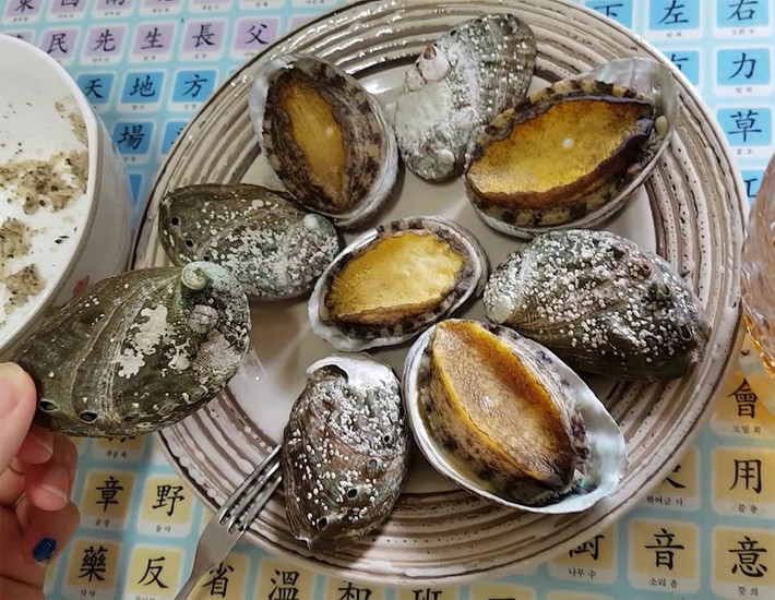 Bào ngư sống: Bản thân bào ngư đã có độ ngọt, giòn giòn dai dai rất hấp dẫn nên chỉ cần chế biến bằng những cách đơn giản thôi cũng rất ngon rồi. Một trong những phương pháp nhiều người thường làm nhất chính là hấp bào ngư. Chỉ cần rửa sạch rồi cho vào làm chín bằng hơi nước là xong. Sau đó, bào ngư cho ra chấm với nước mắm pha vừa vị hoặc gia vị yêu thích.