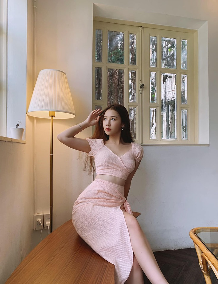 Chủ nhân bản hit "Trời giấu trời mang đi" trông trường thành hơn tuổi với những outfit xẻ cao khoe da thịt.