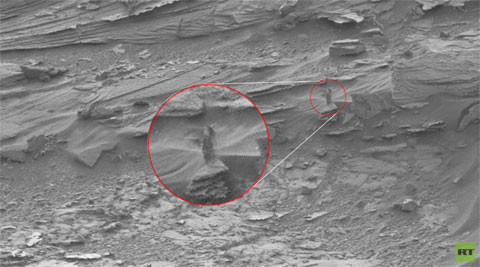 Tiếp đến là một bức ảnh gây chấn động khác của NASA được thiết bị tự hành Curiosity chụp lại cũng được giới mê hiện tượng siêu nhiên UFO phát hiện ra. Người ngoài hành tinh này được miêu tả "phụ nữ, có ngực và tóc dài". Có ý kiến cho rằng hình ảnh người phụ nữ bí ẩn trên sao Hỏa chỉ là đất đá nhưng nhiều người khác lại cho rằng không thể là đất đá bởi nếu thế nó rất nhỏ bé, dễ bị phá hủy, nhiều khả năng đó thực sự là một sinh vật sống.