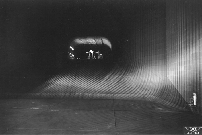 Đường hầm gió tại Moffett Field, California của NASA năm 1947.Vào thời điểm xây dựng, đây là đường hầm gió lớn nhất thế giới.