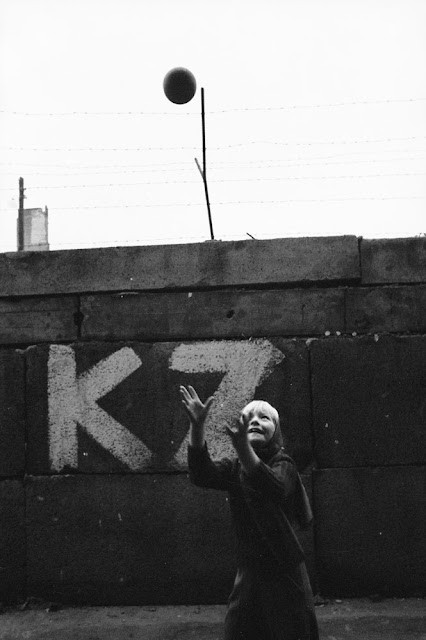 Monika Heyne chơi bóng gần Bức tường Berlin vào tháng 1/1962.