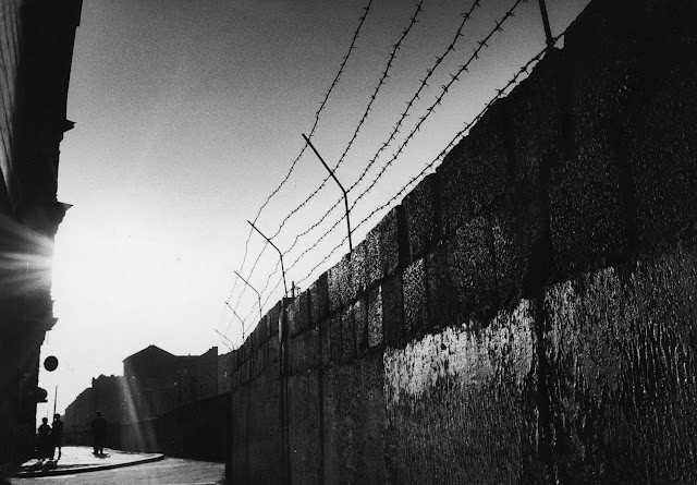 Một nhóm trẻ em chơi đùa ở Bức tường Berlin những năm 1960.