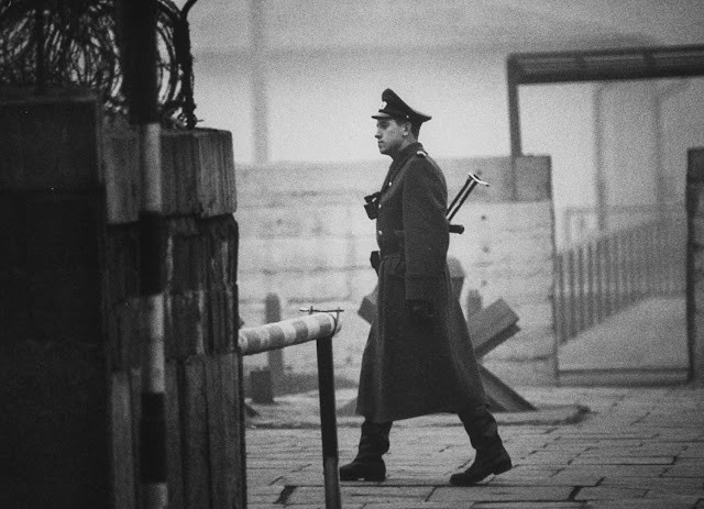 Cảnh sát Đông Đức đi tuần tra tạo trạm kiểm soát Charlie ngăn cách Đông và Tây Berlin năm 1962.