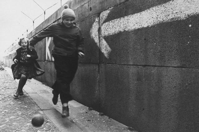 Hai đứa trẻ chơi bóng ở khu vực Bức tường Berlin năm 1961.