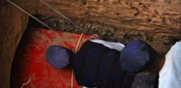 Mỗi cỗ quan tài dài khoảng 2m. Dù bị chôn dưới lòng đất suốt nhiều năm nhưng màu đỏ như máu của quan tài vẫn không phai nhạt.