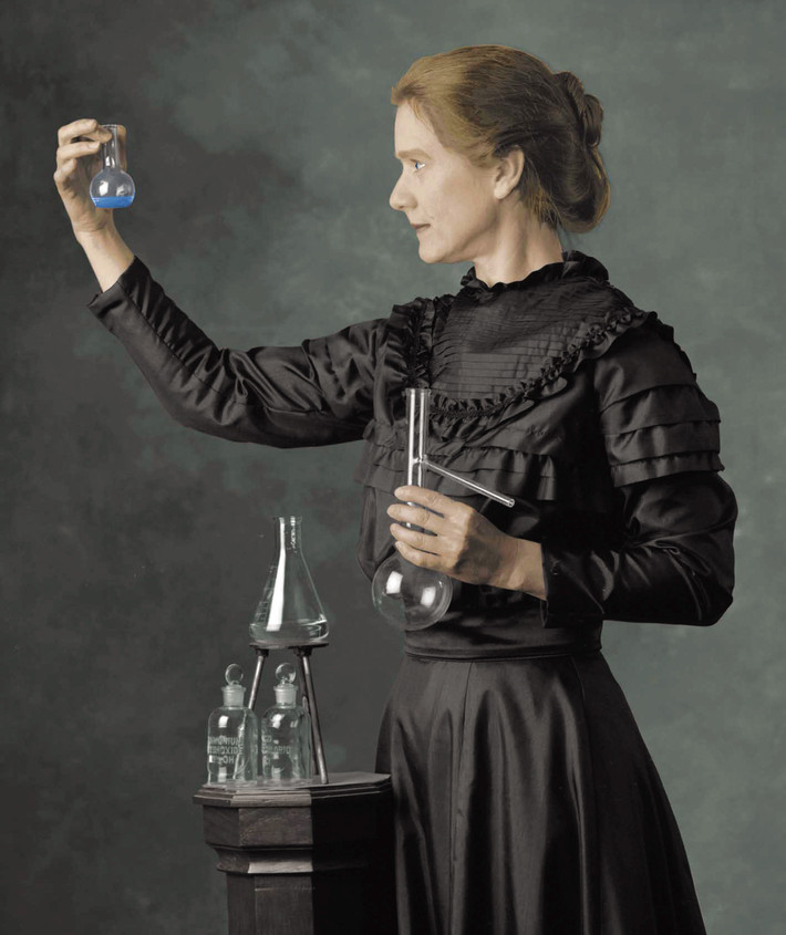 Lần đầu tiên bà Marie nhận giải Nobel Vật lý là cùng với chồng Pierre Curie và nhà khoa học Henri Becquerel cho các nghiên cứu về bức xạ.