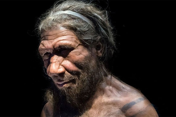 Vào khoảng 160.000 - 40.000 năm trước, người Neanderthals thuộc nền văn hóa Mousterian sống trên bán đảo Iberia, bao gồm Tây Ban Nha, Bồ Đào Nha và miền Nam nước Pháp ngày nay.