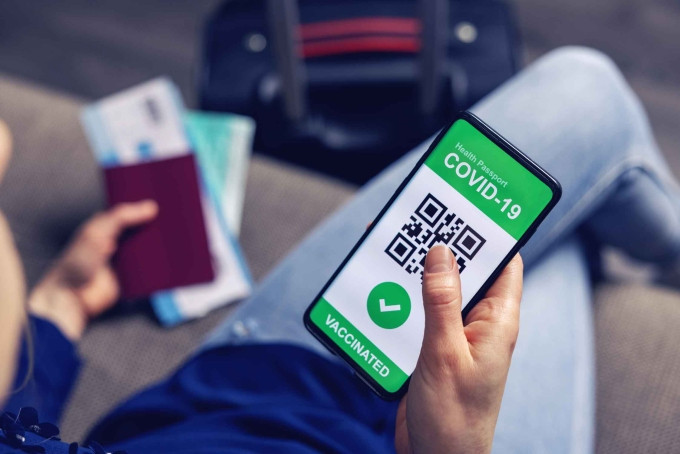 Ông Nguyễn Bá Hùng giải thích chọn ba bệnh viện này thí điểm là do bệnh viện lớn, dữ liệu người được tiêm chủng chính xác. Tuy nhiên, hiện Cục Công nghệ Thông tin mới thí điểm phần mềm ứng dụng nên hộ chiếu vaccine chưa đồng bộ trên hệ thống cho các trường hợp này.