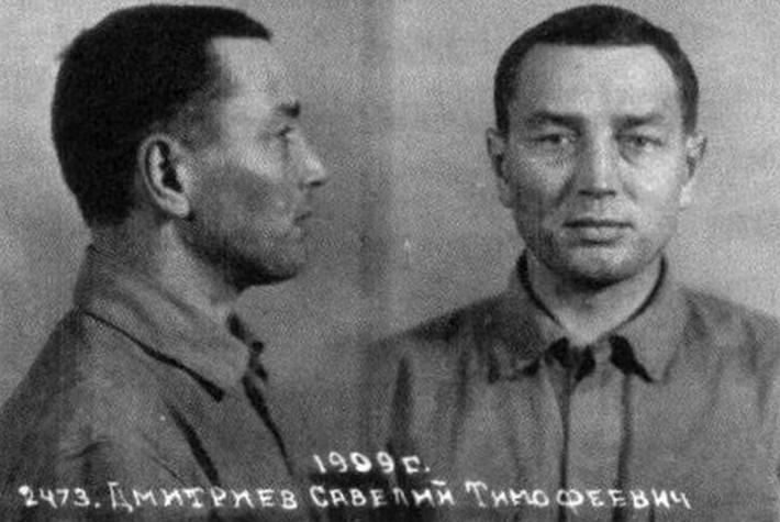Đến ngày 6/11/1942, Stalin suýt gặp nguy hiểm đến tính mạng vì trở thành mục tiêu ám sát của Savely Dmitriev (trong ảnh). Người này là nhân viên phục vụ trong một trung đoàn đóng quân ở Moscow nhưng đã xuất ngũ.