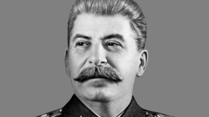 Ogarev đang thu thập thông tin tình báo tại Moscow thì đột nhiên hắn nhìn thấy nhà lãnh đạo Stalin trên đường phố.