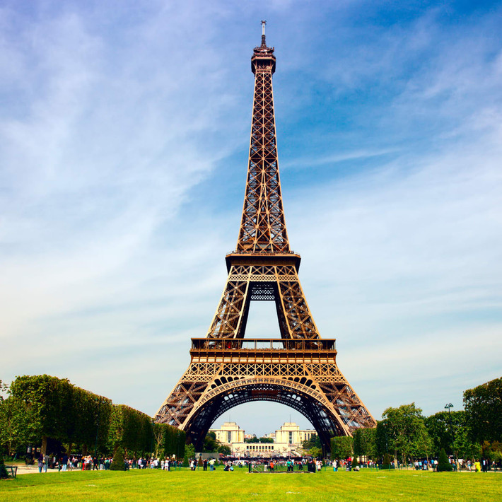 Trong suốt nhiều năm qua, chiều cao của phần đỉnh tháp Eiffel thay đổi nhiều lần khi các ăng-ten cũ được thay thế.