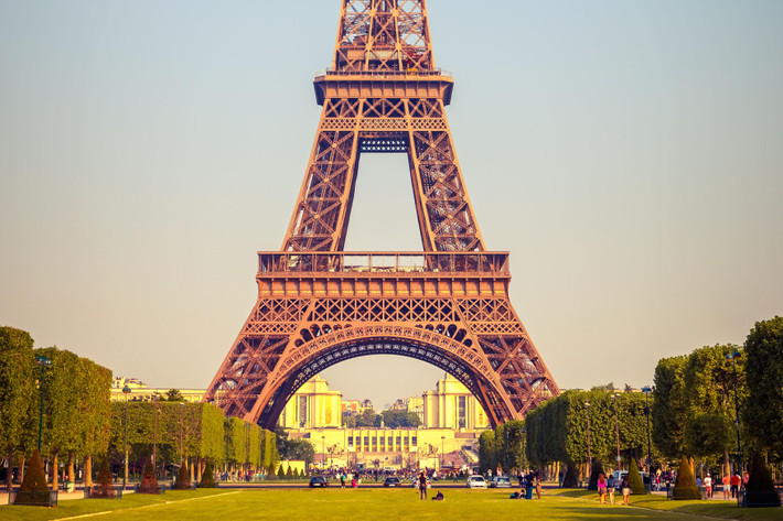 Do vậy, tổng chiều cao toàn bộ của tháp Eiffel hiện nay là 330m.