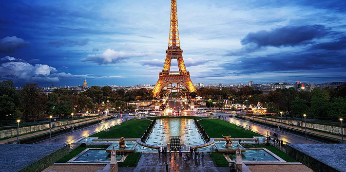 Theo các chuyên gia, tháp Eiffel cao 300m. Nếu tính cả cột ăng-ten trên đỉnh thì chiều cao của công trình là 324m.
