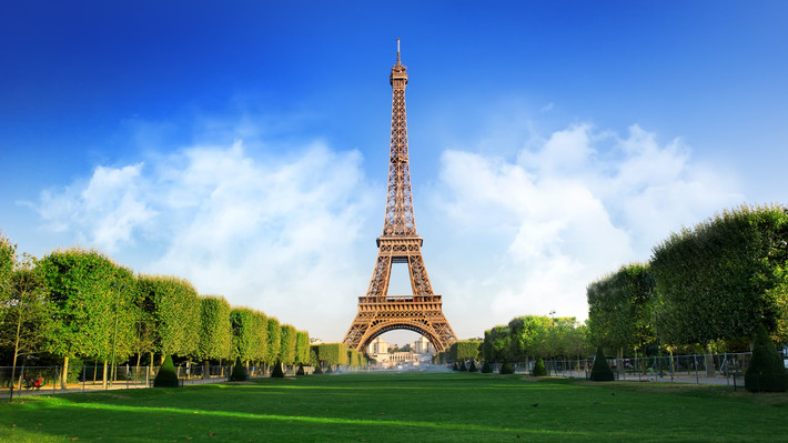 Vào năm 2004, kỷ lục này bị cầu cạn Millau (cao 343m) soán ngôi. Theo đó, tháp Eiffel lùi xuống vị trí thứ hai trong top kiến trúc nhân tạo cao nhất nước Pháp.