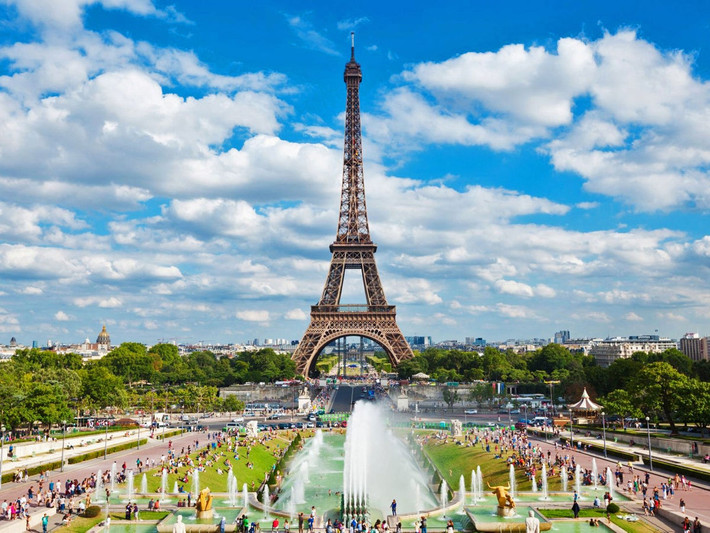 Tháp Eiffel của Pháp là công trình nổi tiếng thế giới do kỹ sư Gustave Eiffel thiết kế. Ban đầu, tháp được xây dựng ở thủ đô Paris với mục đích làm lối vào của Hội chợ Thế giới 1889 (triển lãm trưng bày thành tựu công nghệ), nhằm đánh dấu 100 năm cách mạng Pháp.