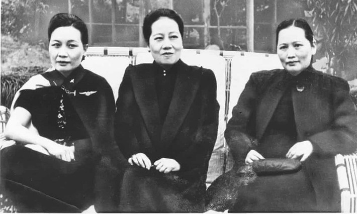 Hành động của Tống Mỹ Linh khiến 2 nhân phục vụ vô cùng ngượng ngùng, lo lắng không biết có phải phu nhân Tưởng Giới Thạch không hài lòng với sự phục vụ của họ hay không.