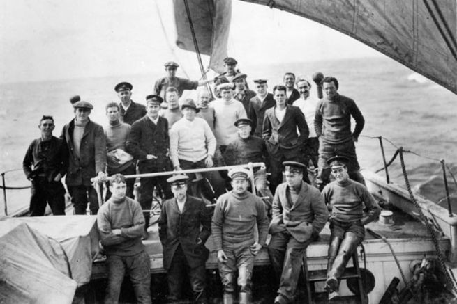 Về sau, đoàn thám hiểm Nam Cực do Shackleton dẫn dắt đi thuyền tới Đảo South Georgia và đảo Voi. Họ dựng trại trên đảo để sinh tồn và tìm cách liên lạc với mọi người để sớm trở về quê nhà.