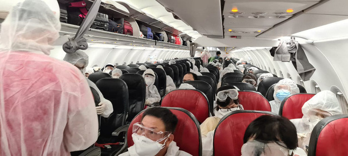Trong những năm gần đây, thực hiện chỉ đạo của Chính phủ, các Bộ, ngành, địa phương và Bộ Ngoại giao đã phối hợp cùng các hãng hàng không trong nước và nước ngoài thực hiện 800 chuyến bay đưa gần 200.000 công dân từ hơn 60 quốc gia và vùng lãnh thổ về nước. Ảnh: Người lao động.