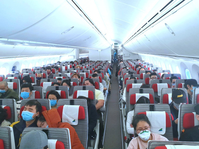 Cụ thể, năm 2021, trong bối cảnh đại dịch COVID-19 có những diễn biến phức tạp, Bộ Ngoại giao đã phối hợp với các bộ, ngành, địa phương và các cơ quan liên quan tổ chức gần 600 chuyến bay đưa hơn 130.000 công dân từ hơn 60 quốc gia và vùng lãnh thổ về nước, cách ly tại các cơ sở quân đội hoặc tại cơ sở dân sự của các địa phương. Ảnh: Người lao động.