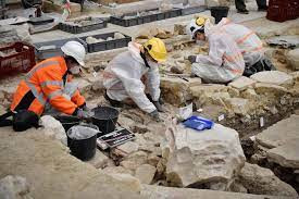 Kế đến, đội tái thiết phát hiện cỗ quan tài nằm giữa những đường ống gạch của hệ thống sưởi trên và nhanh chóng thông báo cho giới chức trách và chuyên gia khảo cổ.