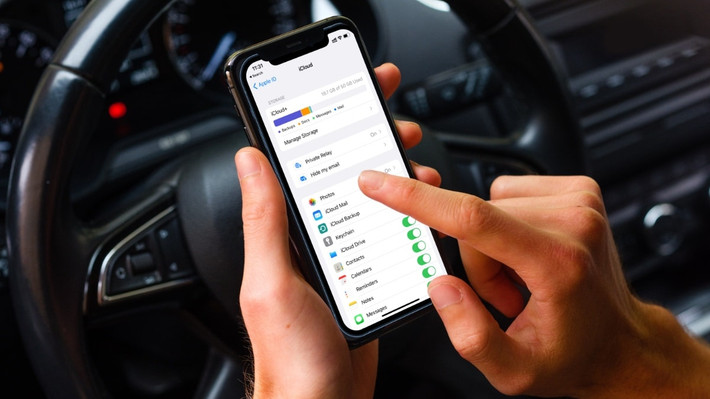 Tên miền email tùy chỉnh iCloud có thể được quản lý từ Cài đặt; Cài đặt SOS khẩn cấp được Apple thay đổi để sử dụng Gọi bằng cách giữ cho tất cả người dùng. Gọi bằng cách nhấn 5 lần vẫn khả dụng dưới dạng một tùy chọn trong cài đặt SOS khẩn cấp.