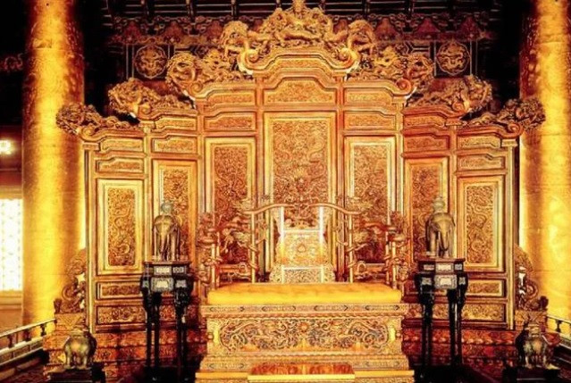 Tiếp đến, các cửa ra vào cửa sổ đều chạm khắc hoa văn hình rồng. Đặc biệt, bên trong điện Thái Hòa có bệ rồng quyền lực của hoàng đế. Bệ rồng là ngau vàng đặt trên bục gỗ với thiết kế 5 con rồng cuộn tròn xung quanh.